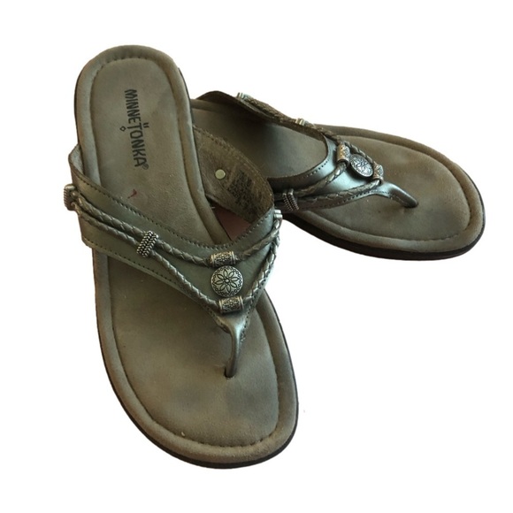 MINNETONKA leather flip flops with etched silver tone embellishments. Size 8 - Picture 2 of 7